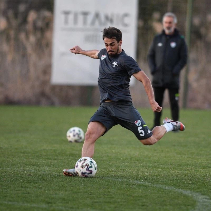 Bursaspor’da Furkan Emre Ünver ve Emirhan Aydoğan cezalı duruma düştü
