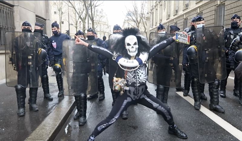 Paris’te sol sendikalar şirketlerin işçi çıkarmasını protesto etti
