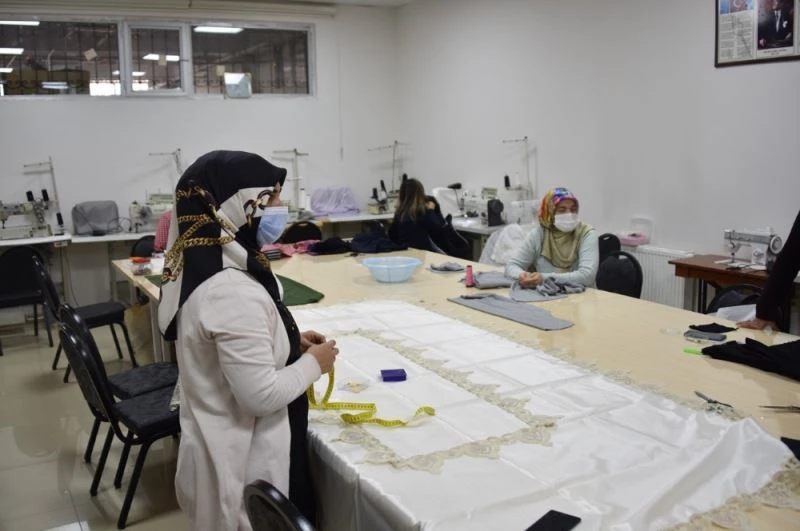 Ev hanımları kurslarla meslek sahibi oluyor
