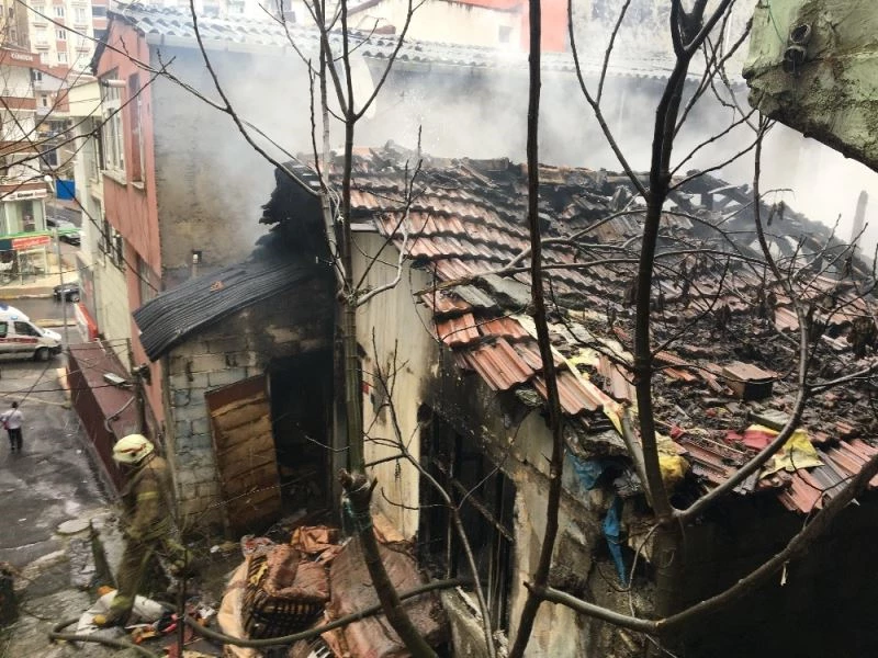 Eyüpsultan’da yangın çıkaran madde bağımlıları mahalleliyi ayağa kaldırdı
