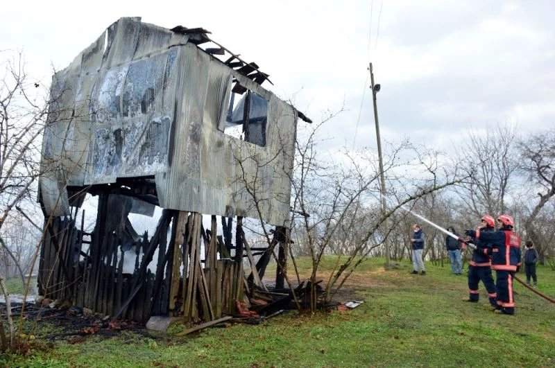 Anızları yakmak isterken barakasından oldu
