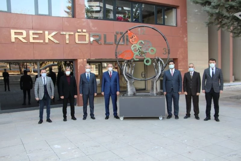 Elazığ’da depremde enkazdan toplanan parçalarla “Deprem Anıtı