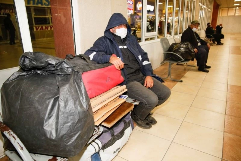 Otogarda kalan evsizlere yemek desteği
