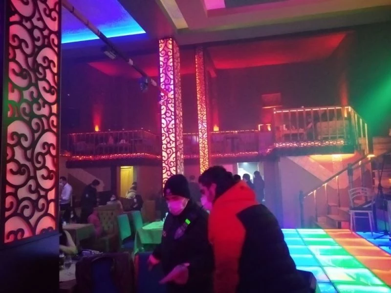 Kısıtlamaya uymayıp eğlenirken yakalandılar
