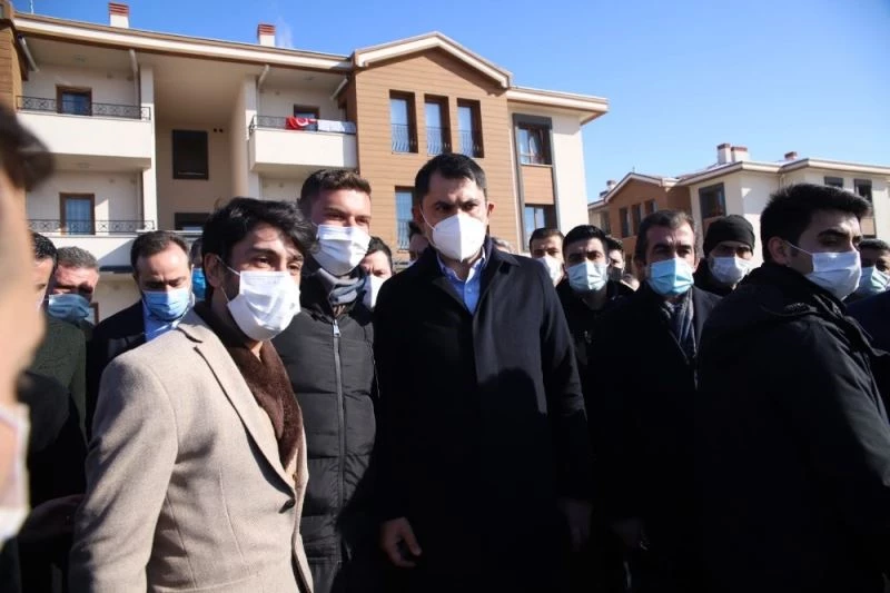 Bakan Kurum, deprem konutlarını inceledi
