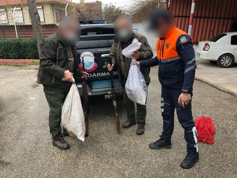 Bursa’da gölde kaçak avcılık yapan iki kişi yakalandı
