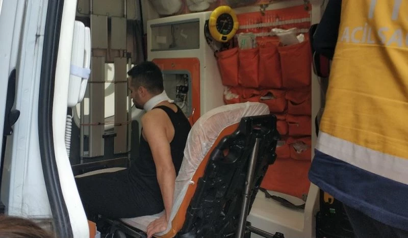 Kavga sırasında kardeşinin attığı cam parçasıyla boynundan yaralandı
