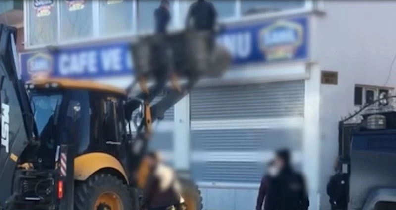 Kahvehaneyi kumar salonuna çevirdiler, polisten kaçmak için derin dondurucuya saklandılar
