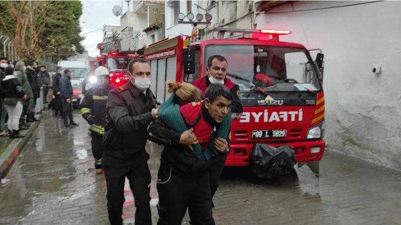 Alevlerin arasına dalan itfaiye ekipleri 3 kişiyi yanmaktan kurtardı
