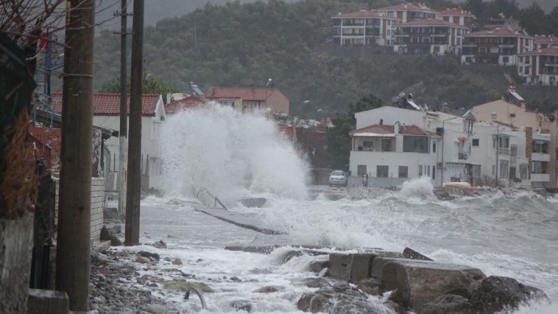 Çanakkale’de dev dalgalar evlere ulaştı

