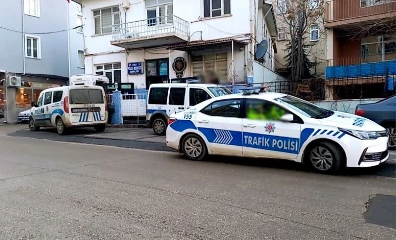 Yoldan geçenleri gizlice görüntüleyince karakolluk oldu
