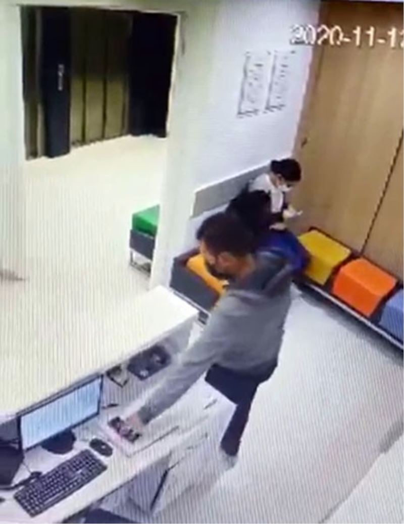 (Özel) İstanbul’da hastanede kaşla göz arasında hırsızlık kamerada
