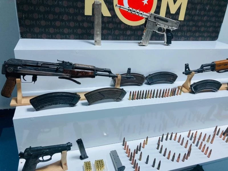 Kalaşnikofla haraç isteyen zanlının evi cephanelik gibi
