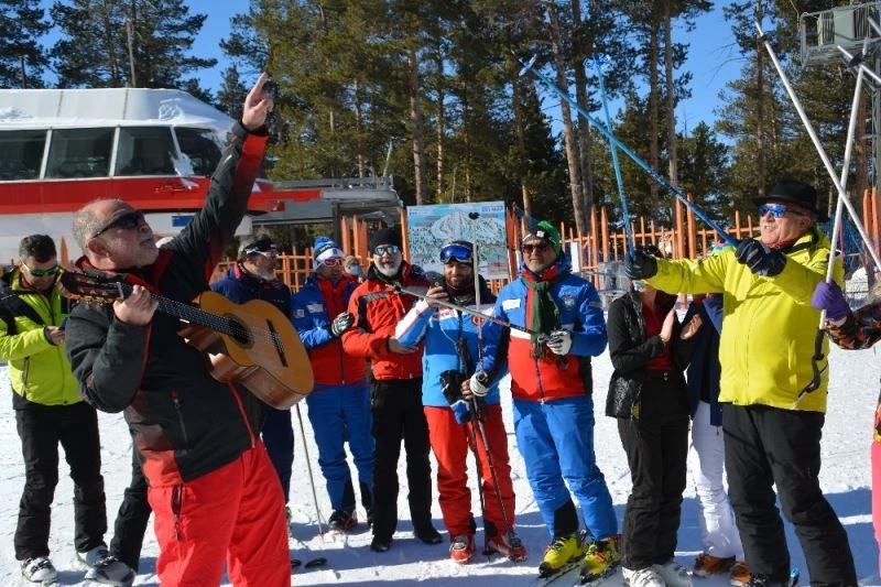 Kristal kar üzerinde gitar eşliğinde doyasıya kayak yaptılar
