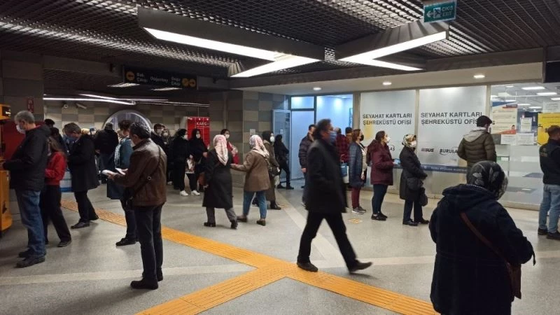 Bursa’da ulaşım kartına HES kodu tanıtmak isteyen vatandaşlar uzun kuyruklar oluşturdu
