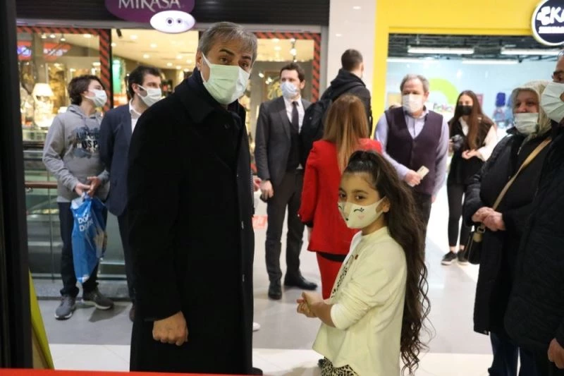 Salgın sürecinde yaptığı resimlerle sergi açtı
