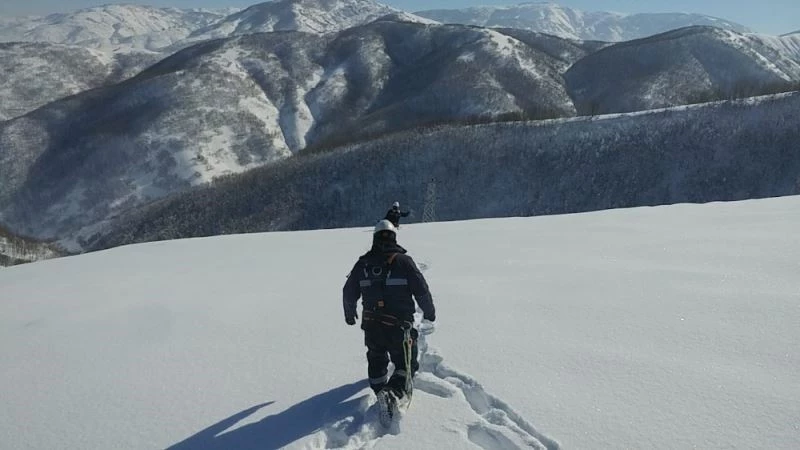 VEDAŞ ekipleri karlı tepeleri kar motoru ve paletli araçla aşarak arızaları gideriyor
