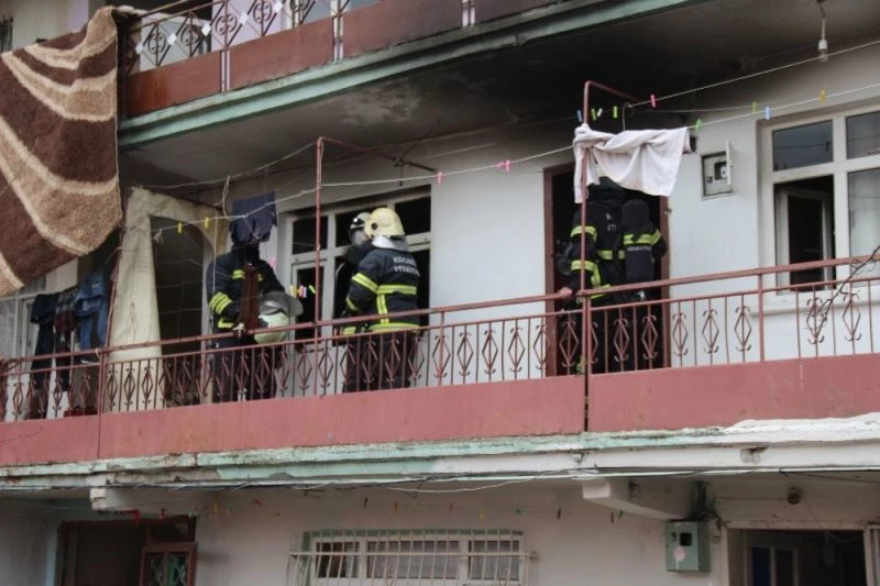 Evde kimse yokken çıkan yangın, paniğe sebep oldu
