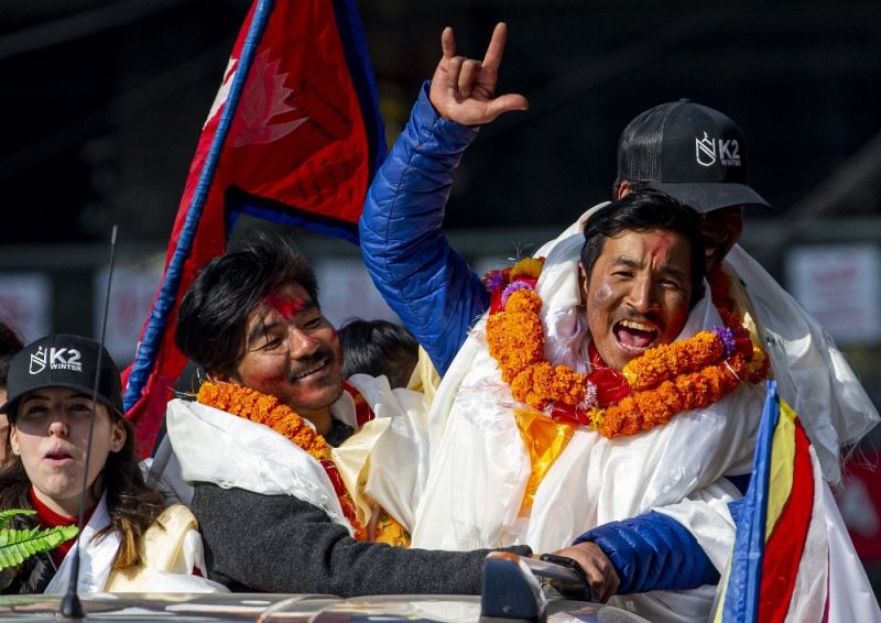 Dünyanın en yüksek 2. noktasına ulaşarak ilke imza atan Nepalli dağcılar ülkelerinde kahraman gibi karşılandı
