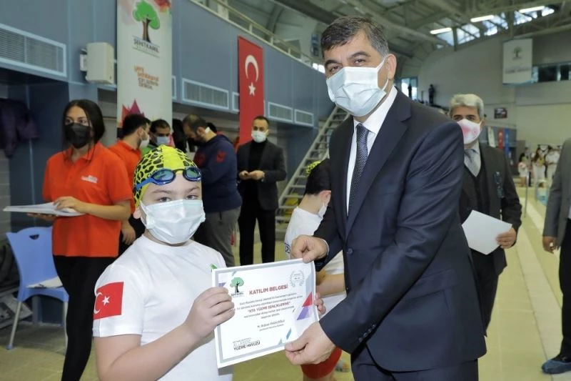 Minikler kulaçlarını ataları için attılar
