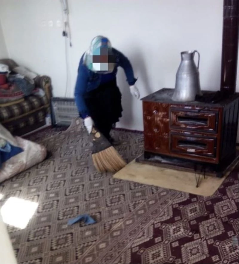 Aşı vurmaya gittiği yaşlı kadının evini süpürdü
