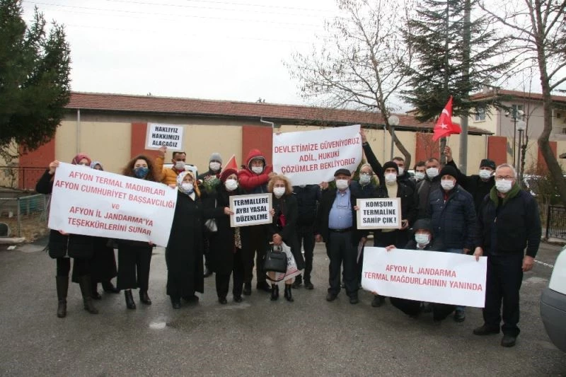 Örgüt üyeleri hakim karşısında mağdurlar adliye önünde
