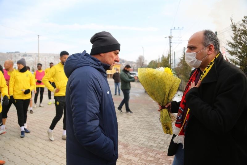 Yeni Malatyaspor taraftarından takıma destek, yönetime tepki
