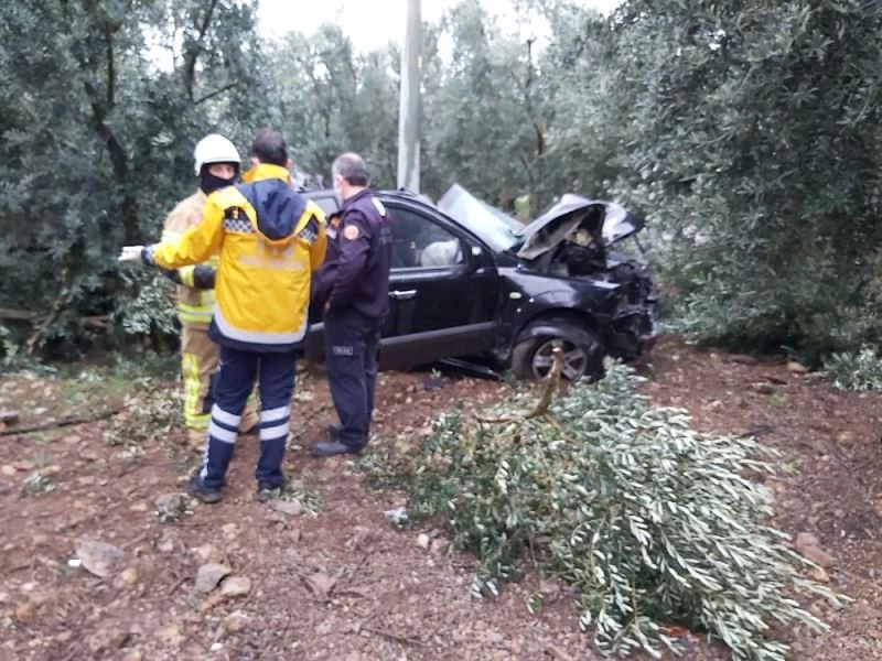 Yağışla gelen ölüm...Taklalar atarak zeytin bahçesine uçtu
