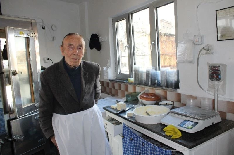 İhtiyar delikanlı Eşref Amca, 90 yaşında işinin başında
