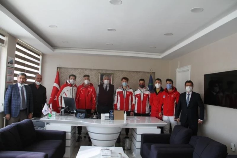 Kayakla Atlama Milli Takımı Genel Müdür Akbaş’ı ziyaret etti
