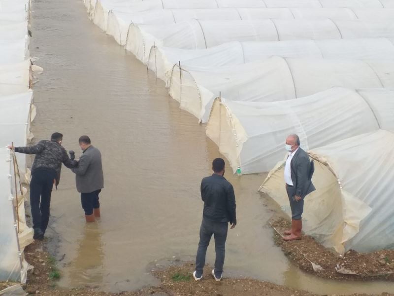 Antalya’da taşan dere ekili alanları su altında bıraktı
