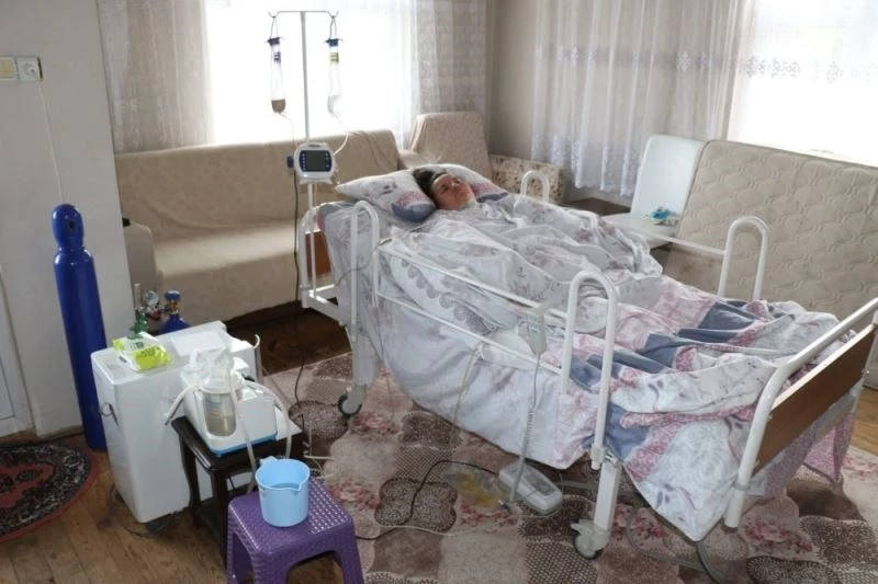 Doğumda iki kez kalbi duran kadın hayata döndürüldü ancak yatağa bağımlı hale geldi
