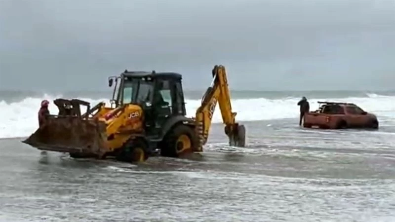 2 metrelik dalgaların arasında cipiyle mahsur kaldı
