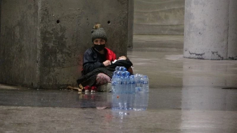 (ÖZEL) Kucağında bebekle duygu sömürüsü yapan dilenci yakalandı
