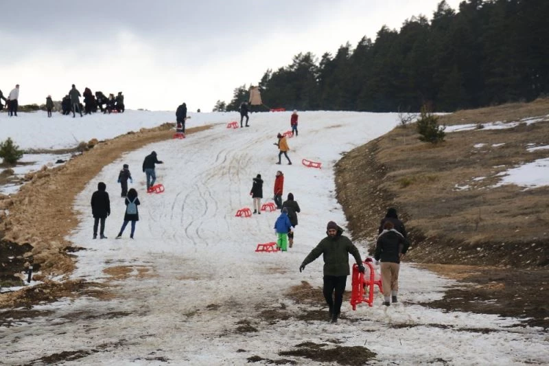 Hava sıcakları artınca kayak merkezinde karlar eridi
