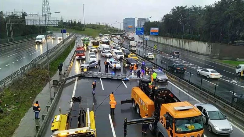 Yön tabelası yola devrildi, yoğun trafik oluştu
