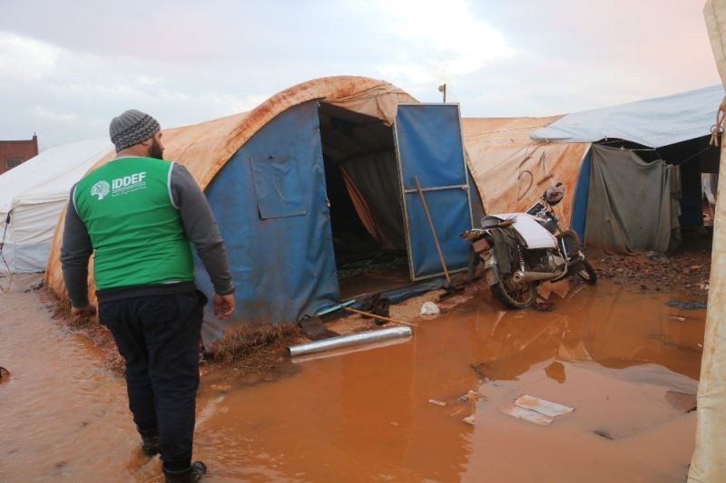 Çadırları su içinde kalan Suriyeli aileler yardım bekliyor
