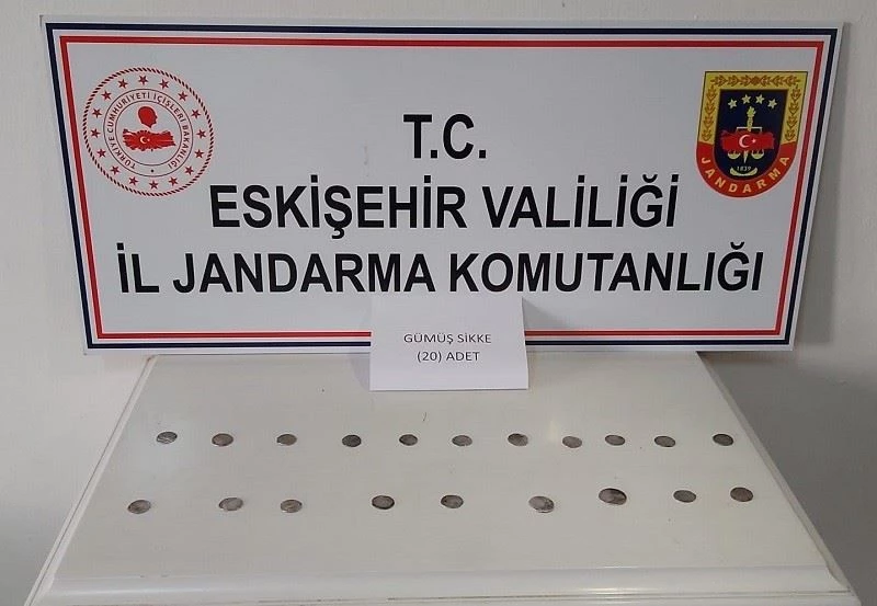 Satılması için Eskişehir’e getirilen 25 gümüş sikke ele geçirildi
