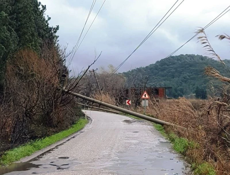 Ortaca’da fırtına çatıları uçurdu, aydınlatma direklerini devirdi
