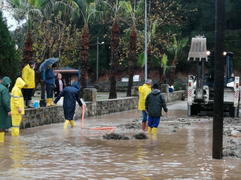 Kemer Belediyesi fırtınadan etkilenen vatandaşların yardımına koştu
