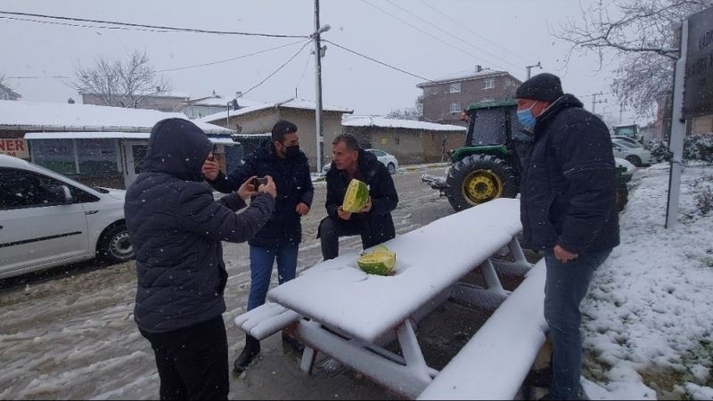 Kar yağarken karpuz kestiler
