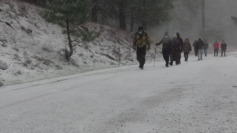 Kazdağları’nda kar, ovalarında su baskınları var
