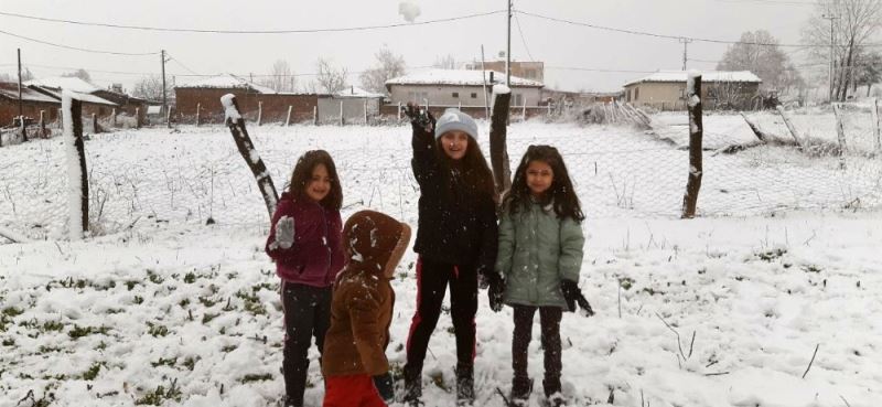Bursa’ya kar yağışı başladı, keyfini çocuklar çıkarttı
