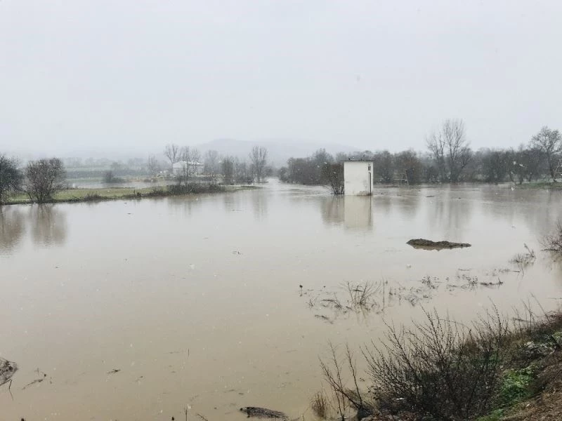 Kocabaş Çayı taştı, tarlalar su altında kaldı
