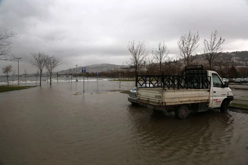 Lodos şiddetlendi, dalgaların vurduğu sahil gölete döndü
