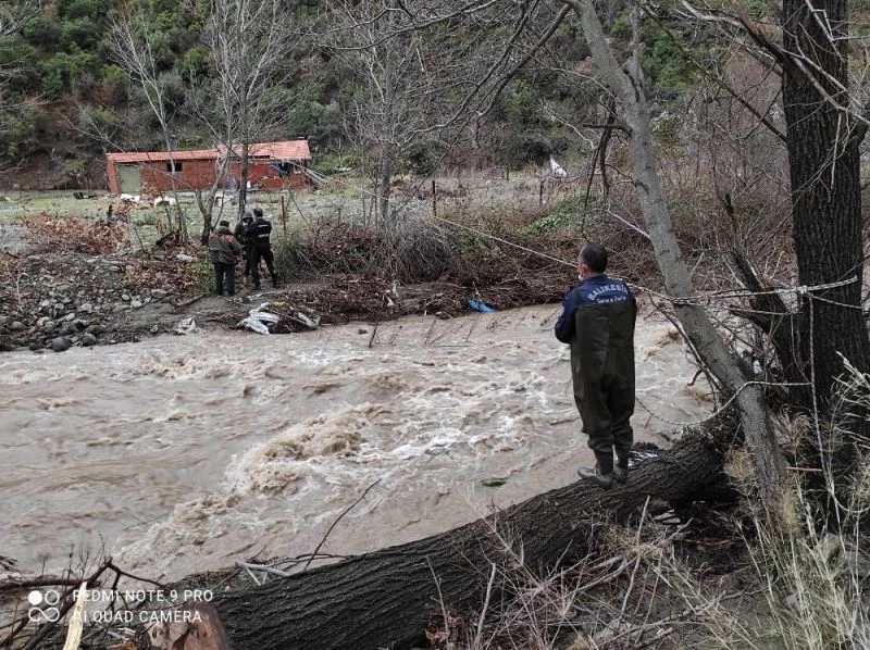 Balıkesir’de köprü yıkılması sonucu mahsur kalan baba ve oğlunu itfaiye kurtardı
