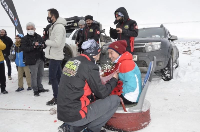 Offroad’cıdan sevgilisine sürpriz evlenme teklifi
