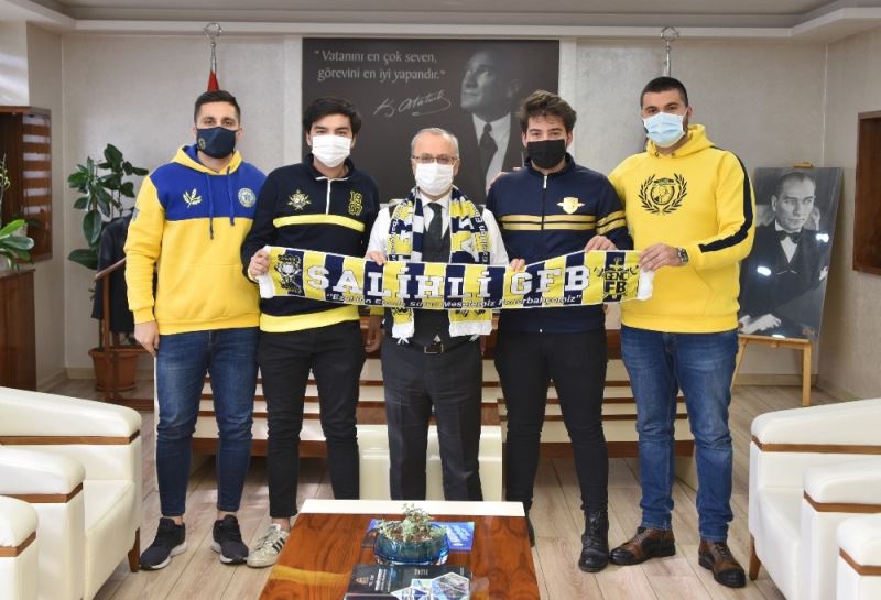 Genç Fenerbahçelilerden Başkan Kayda’ya Fenerbahçe atkısı
