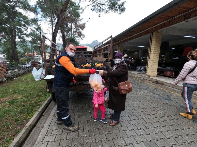 Marmaris’te toplanan turunçlar vatandaşlara dağıtıldı
