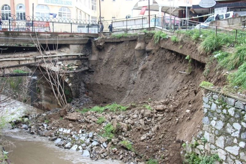 Aydın’da Tabakhane Deresi’nde istinat duvarı yıkıldı
